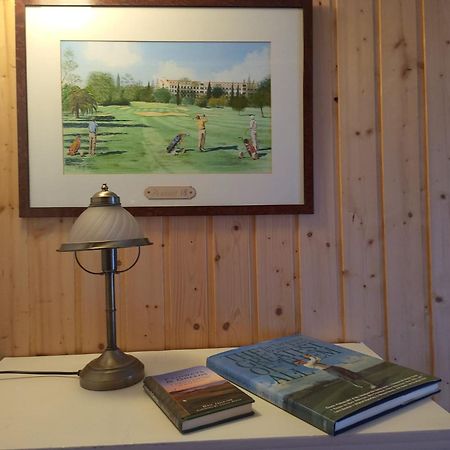 Lilla Huset Med Stor Traedgardstomt Naera Golf Och Hav Villa Trosa Kültér fotó