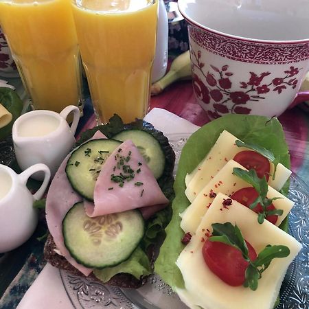 Lilla Huset Med Stor Traedgardstomt Naera Golf Och Hav Villa Trosa Kültér fotó