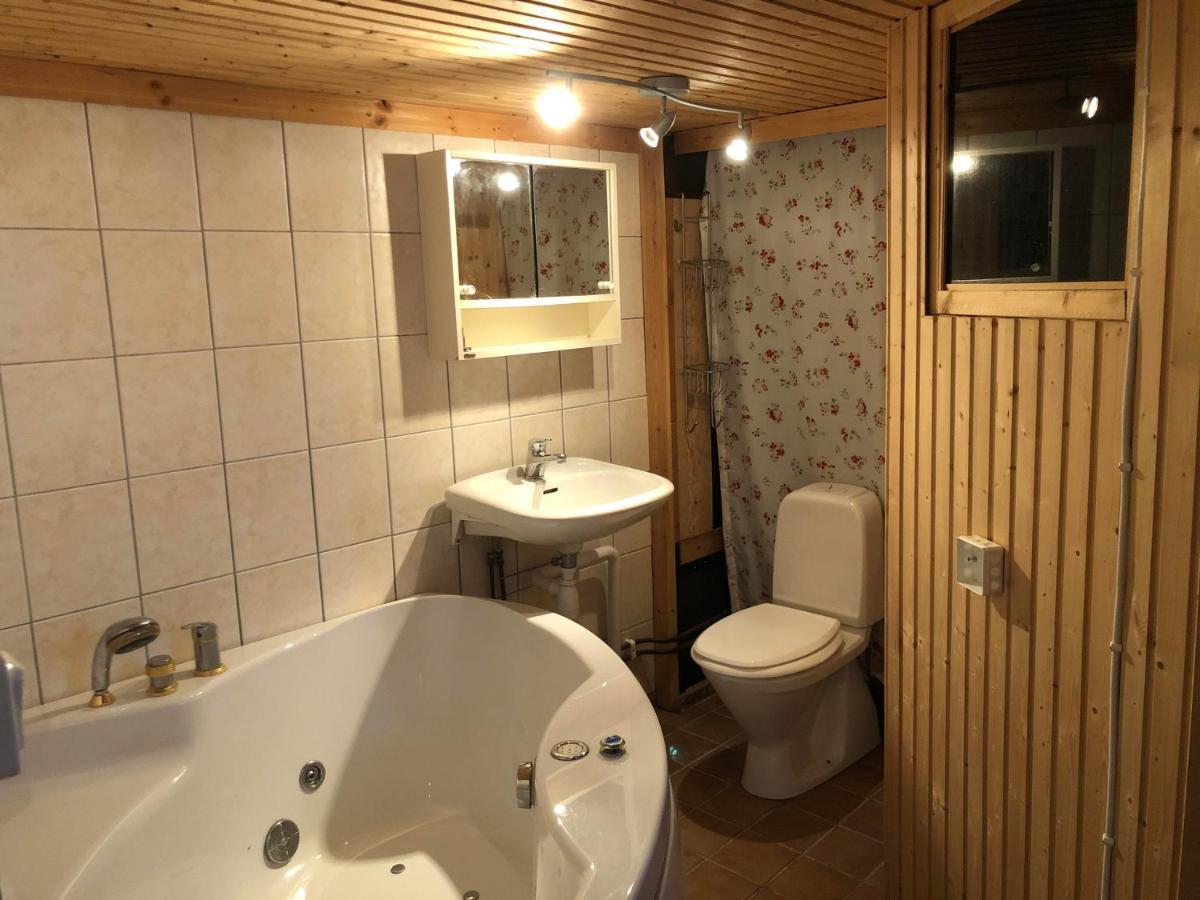 Lilla Huset Med Stor Traedgardstomt Naera Golf Och Hav Villa Trosa Kültér fotó